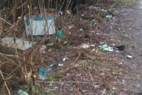 Оренбуржцы обнаружили свалку мусора недалеко от школы №88