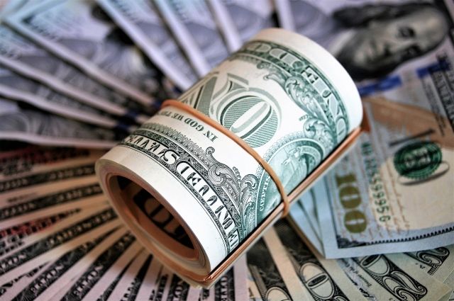Биржевой курс доллара опустился ниже 69 рублей