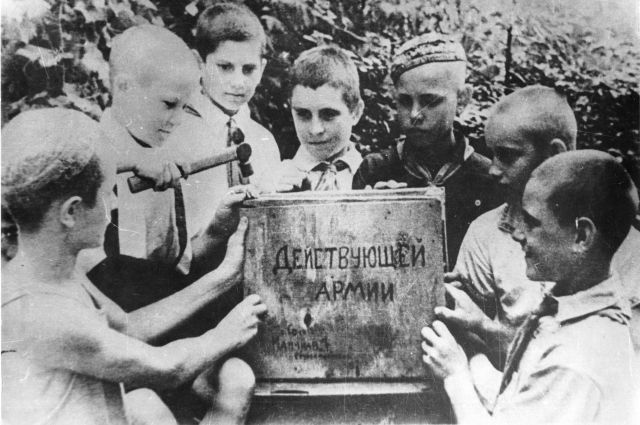Сочи, 1942 год. Ребята отправляют подарки фронтовикам.