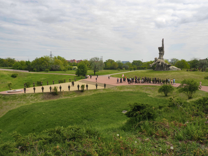 Перед празднованием Дня Победы ростовчане решили почтить память мирных жителей, которые стали жертвами военных преступлений. 