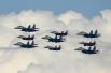 Истребители МиГ-29 и Су-30СМ пилотажных групп «Русские витязи» и «Стрижи» в полетном порядке «Кубинский бриллиант» на репетиции авиационной части парада Победы
