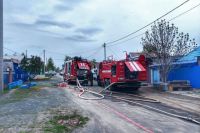 В Орске по улице Омской пожарные ликвидировали возгорание жилого дома. 