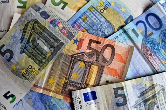 Курс евро на Мосбирже упал ниже 70 рублей впервые с февраля 2020 года