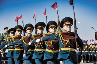 Главное событие дня — военный парад.