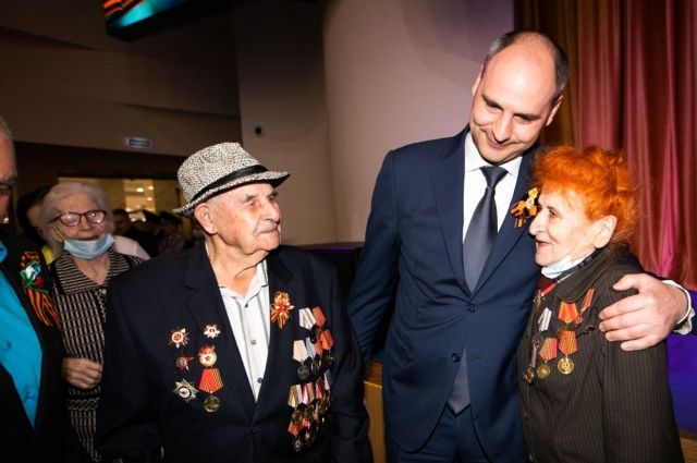 Губернатор Денис Паслер встретился с оренбуржцами накануне Дня Победы.