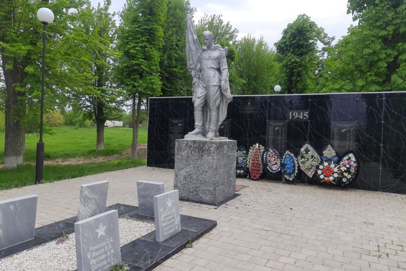 Братская могила в селе Первореченском Динского района Краснодарского края.