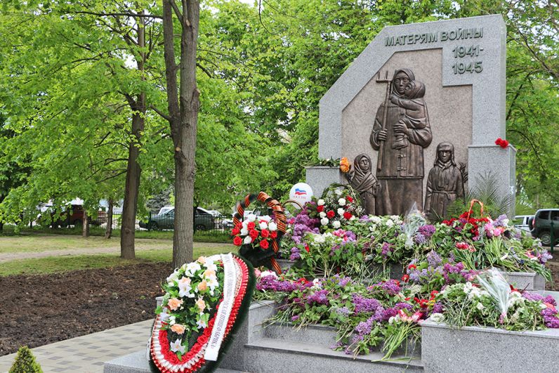 Памятник матерям войны 1941-1945 гг. в Красноармейском районе Краснодарского края.