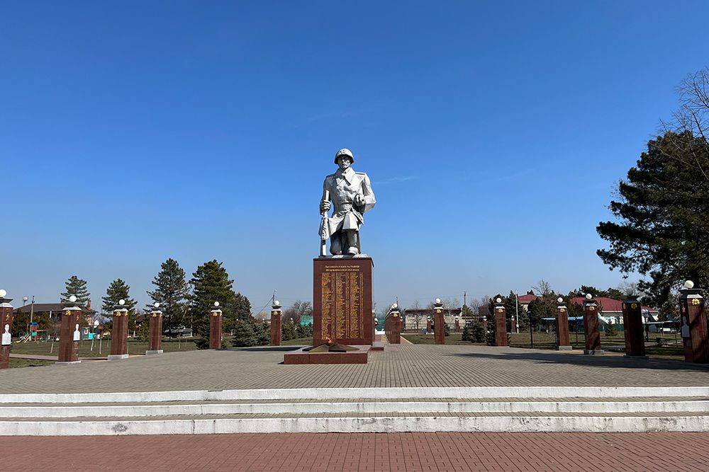 Памятник Землякам, погибшим в Великой Отечественной войне. Расположен в парке 30-летия Победы в станице Кущевской.