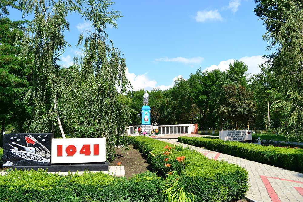 Памятник воинам-освободителям в станице Черноерковской Славянского района.