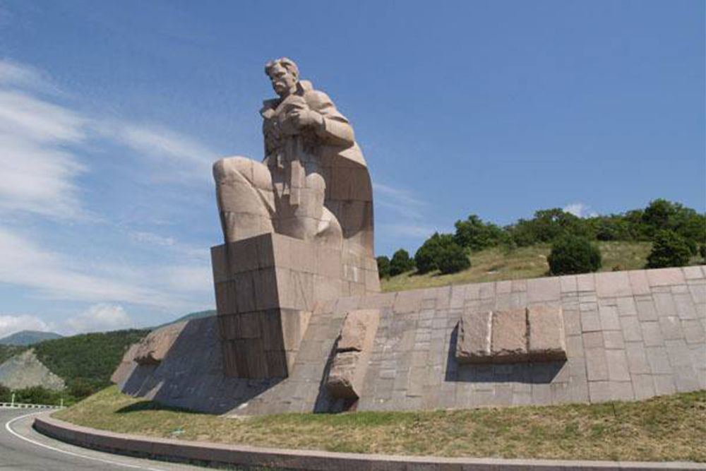 Памятник морякам Революции «Погибаю, но не сдаюсь» расположен неподалеку от Новороссийска на трассе М-4 «Дон».