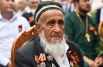Ветеран на праздничном митинге, посвящённом Дню Победы, в посёлке Чептура в Таджикистане