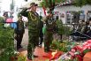 Возложение цветов к мемориалу Великой Отечественной войны в посёлке Чептура в Таджикистане