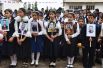 Дети на праздничном митинге, посвящённом Дню Победы, в посёлке Чептура в Таджикистане