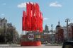 Уличное украшение ко Дню Победы на Лубянской площади в Москве