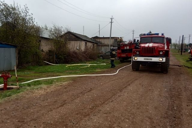 В селе Пронькино Сорочинского ГО пожарные тушили частный дом и гараж. 