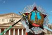 Установка декорации в виде Ордена Победы на Театральной площади перед зданием Государственного Академического Большого театра в Москве