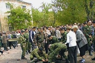 Теракт в Каспийске во время движения праздничной колонны 9 мая 2002 года