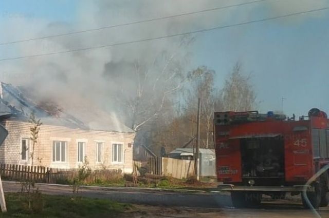 В Мглинском районе Брянщины загорелся двухквартирный дом
