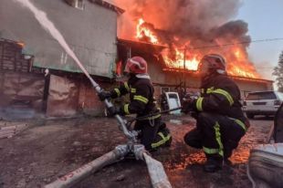 В Киеве произошел масштабный пожар: эвакуировали почти 100 человек.