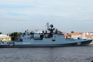 В Черном море возле Змеиного горит российский фрегат.