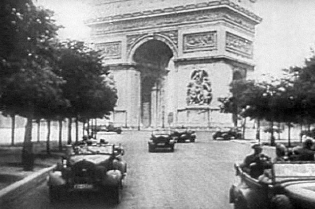 Немецкий парад у Триумфальной Арки в Париже, 1940 г.