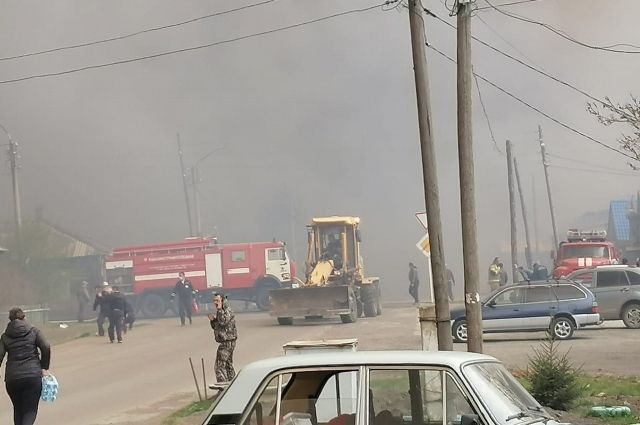 Пожар в городе Уяр, людей эвакуируют.