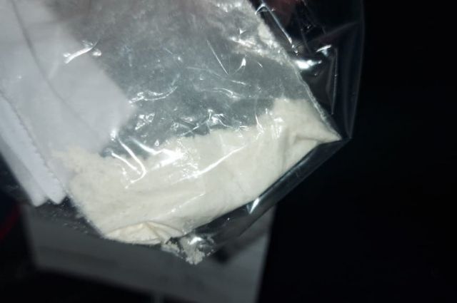 В кармане куртки водителя нашли пакет с белым веществом.