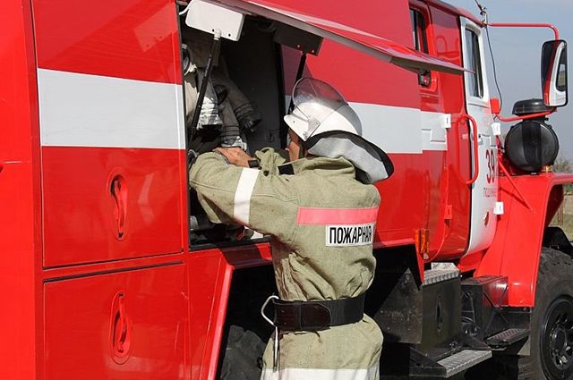 Пожарные потушили возгорание сухой травы возле хутора Степановский.