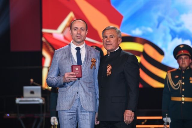 Николай Урюпов получил удостоверение своего деда Ивана Медведева к Ордену Красного Знамени.