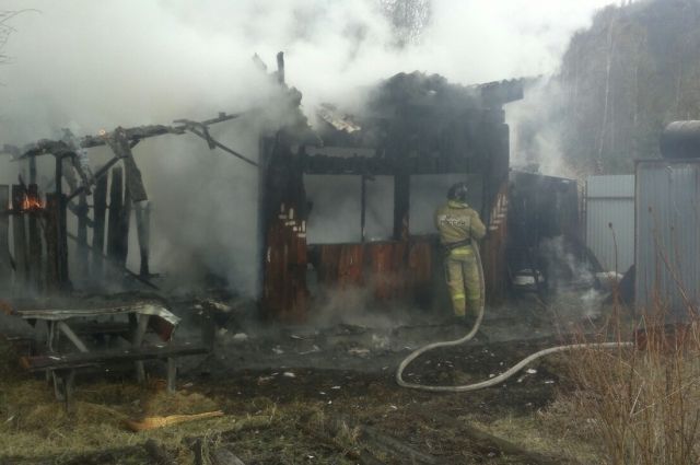 В поселке в Иркутской области горят школа и шесть домов