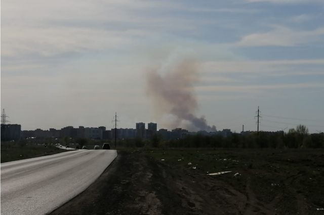 Оренбуржцы сообщают о крупном пожаре на северо-западе областного центра.