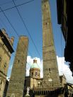 Две падающие башни в Болонье (Италия) – Азинелли и Гаризенда. Башни были построены из кирпича в 12 веке