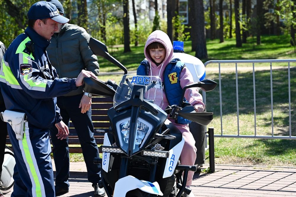 Большой интерес у юных гостей праздника вызвали мотоциклы ДПС.