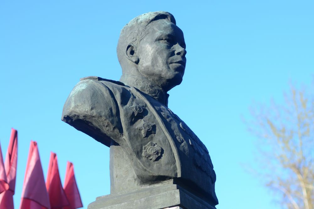 Памятник Дважды Герою Советского союза,генералу Афанасию Белобородову.