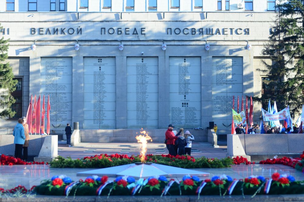 Мемориал "Вечный огонь" на площади у Нижней набережной.
