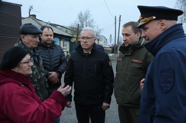 Делегация побывала в Уяре и Заозерном Рыбинского района, где осмотрели места пожаров и встретились с жителями.