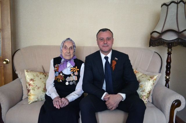 Олег Димов поздравил ветерана Марию Иосифовну Попову с Днем Победы/