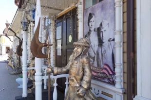 Используемые изображения годами собирали по городским архивам, в том числе и при помощи местных жителей.