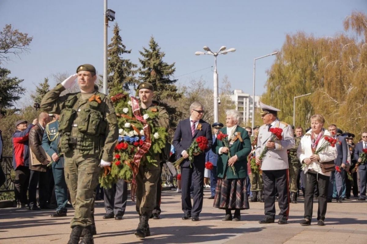 19 мая ульяновск. Парад Победы 2022 Ульяновск. Парад Победы Ульяновск. Вечный огонь Ульяновск. День Победы возложение цветов.