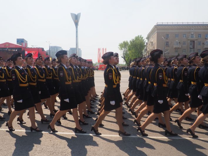 Идти в ногу можно и на каблуках. 