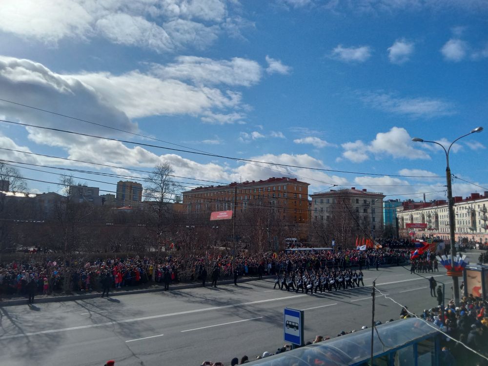 Парад открывали барабанщики Нахимовского военно-морского училища. 