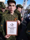 Никита Журавлёв несёт памятную табличку своего прадеда, о судьбе которого он узнал из архивов. Николай Семёнович Журавлёв пропал без вести в 1942 году на Украине, в Николаевской области. 