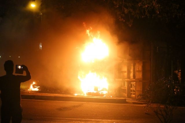 Протестующие подожгли резиденцию премьер-министра Шри-Ланки