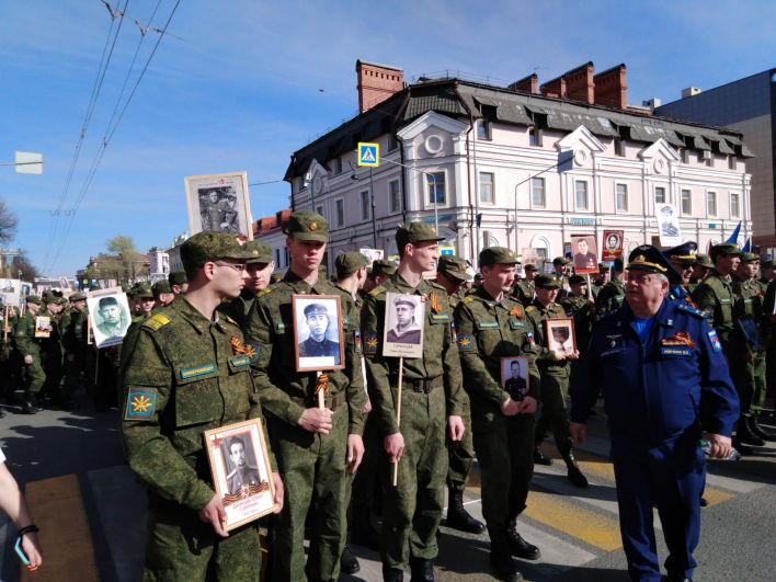 К шествию присоединяются студенты военного учебного центра КНИТУ - КАИ. 