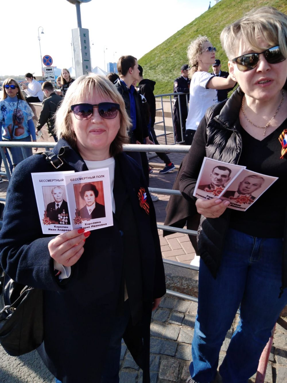 Туристы из Москвы, приехавшие на майские праздники в Казань, привезли фото своих родных, чтобы участвовать в шествии. 