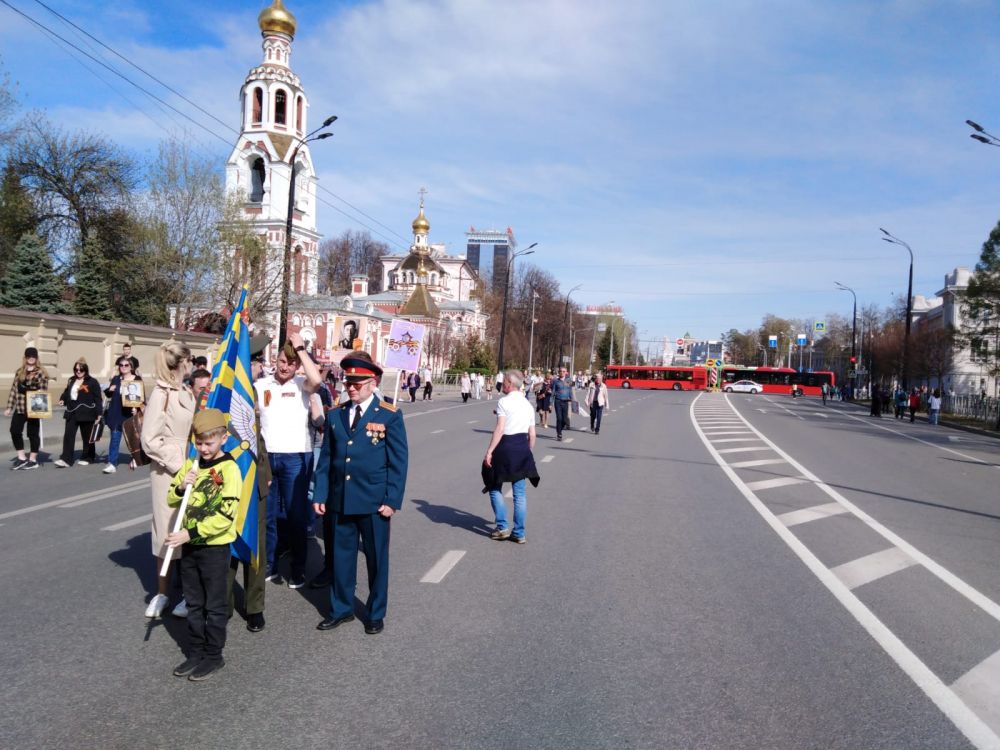 Участники шествия направляются к пункту входа на ул. Карла Маркса. 