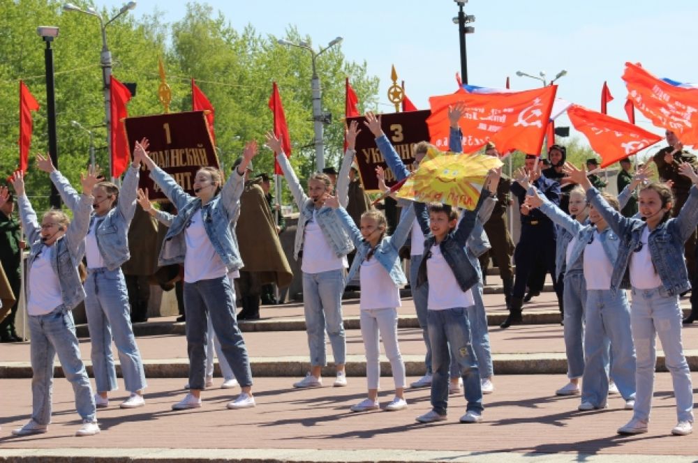 Днем основные торжества прошли у Монумента воинской и трудовой Славы.