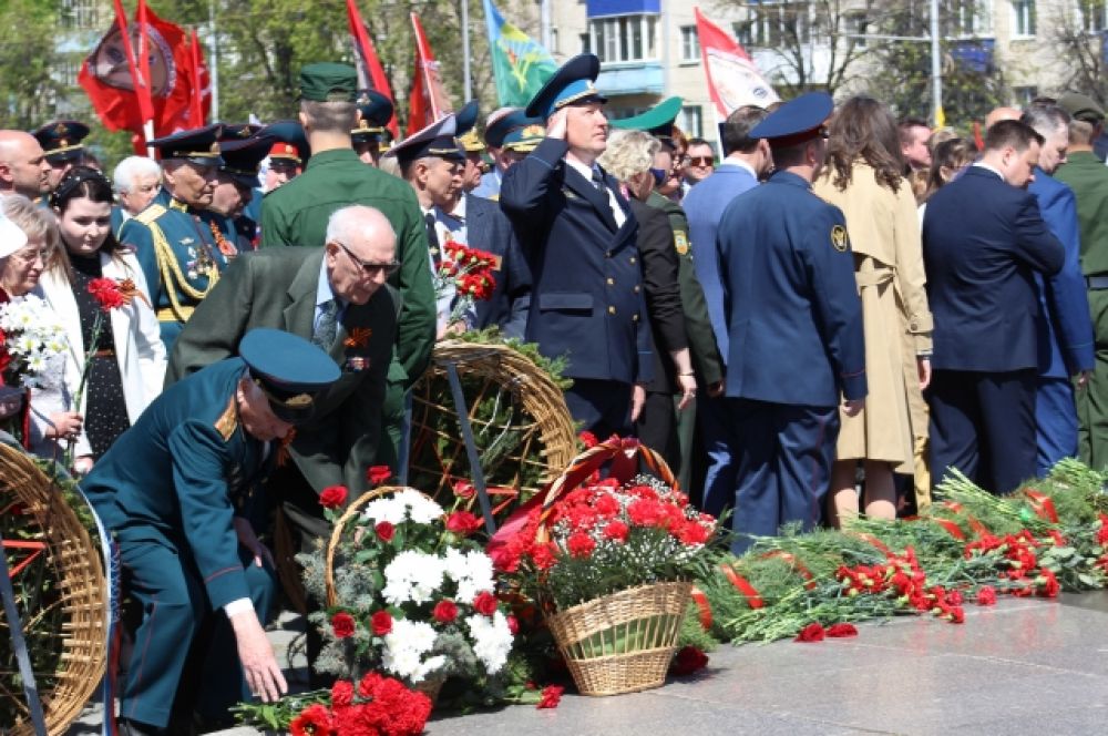 К Монументу воинской и трудовой Славы возложили цветы, почтив память павших воинов.