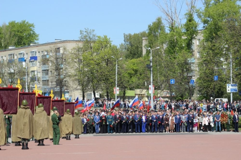 В этом году среди тех, кто пришел к Монументу воинской и трудовой Славы, были и участники дружеской делегации из Белоруссии.