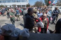 Люди получают гуманитарную помощь в Бердянске.